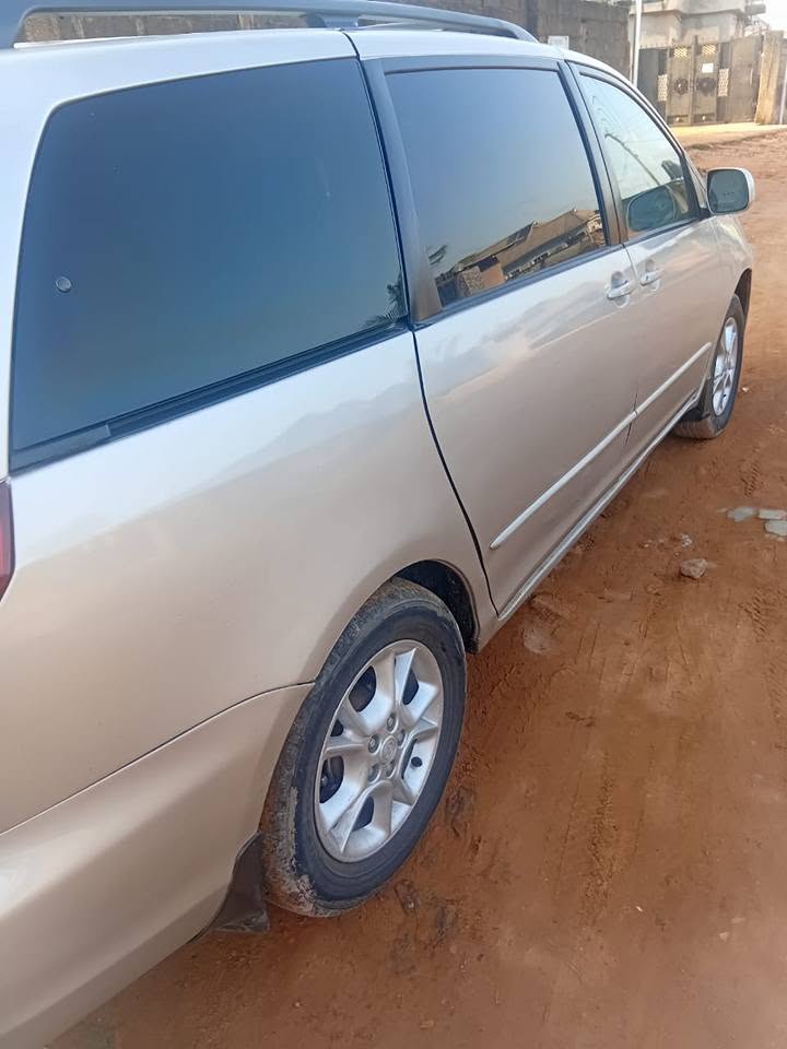 A picture of Clean 06 Toyota sienna