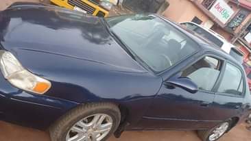 A picture of Toyota Corolla 1997 blue