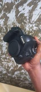 A picture of Canon 6d body triopo speedlight na card