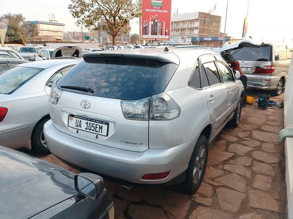 A picture of Toyota harrier 35millions good condition CALL 0786 92 82 59