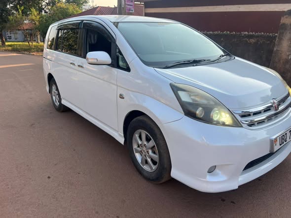 A picture of Toyota isis seven seater 23m money needed