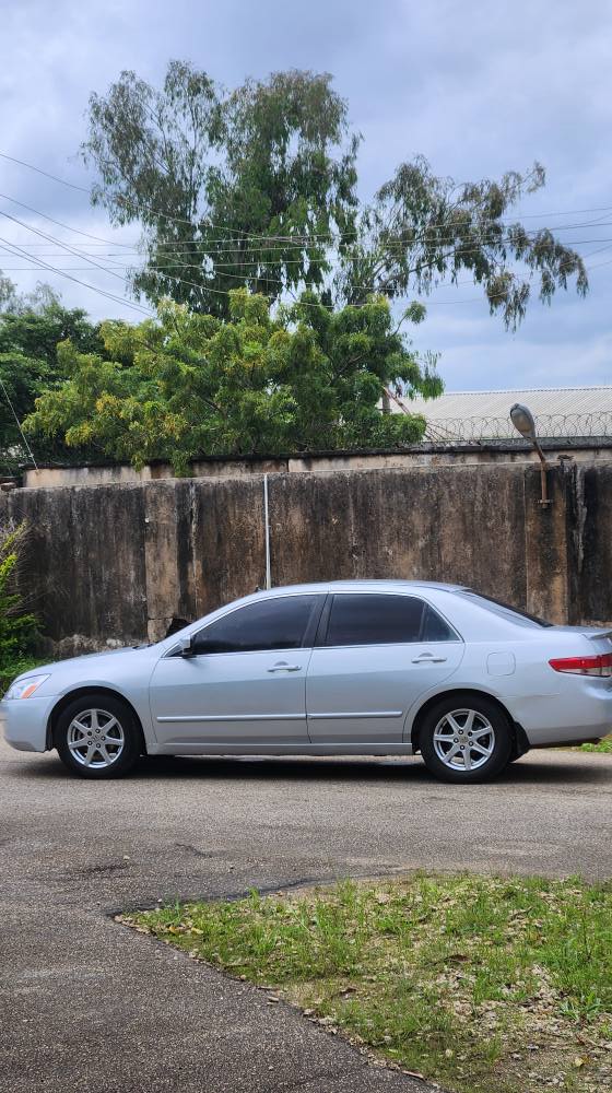 A picture of Honda Accord 2004 V6