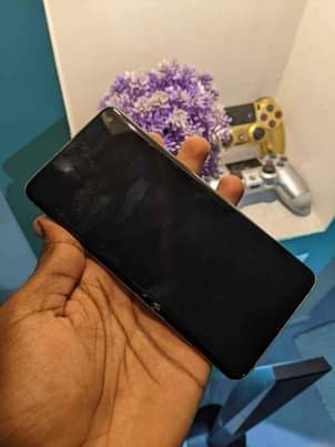 A picture of Samsung s10 gb128 duos