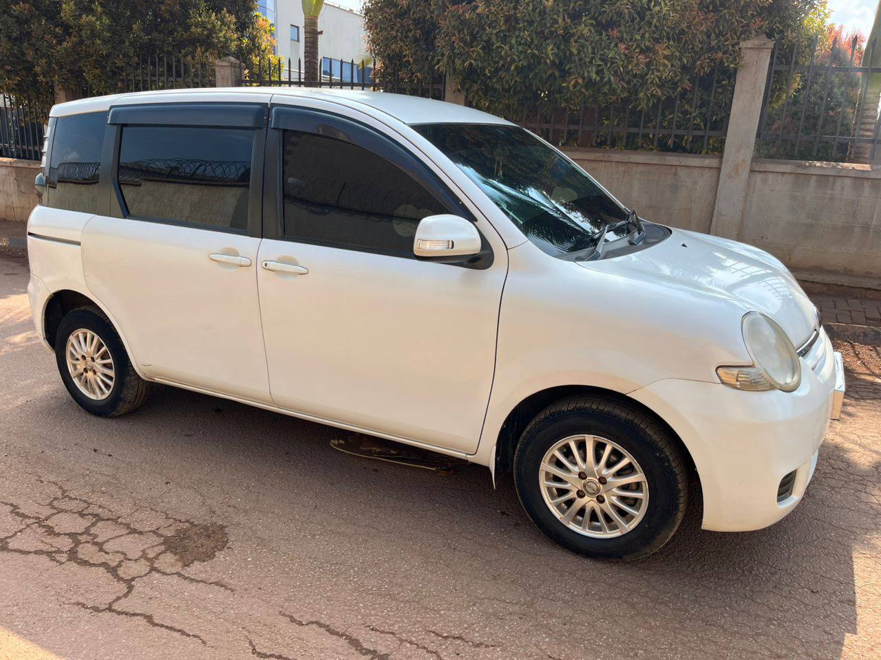 A picture of Toyota sienta in very good condition at 19m cal 0703
