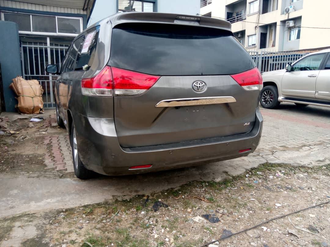 A picture of Toyota Sienna 012 Model