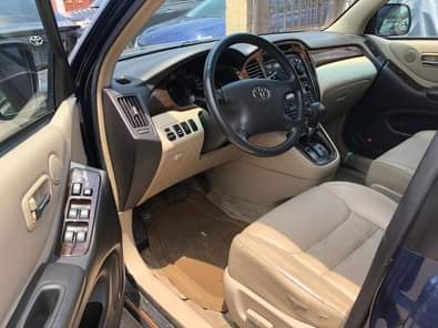 A picture of Limited edition Highlander Car has 6 plugs engine Full leather