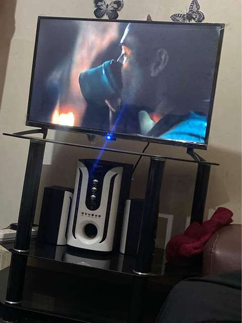 A picture of 32 inch Pixel Tv globalstar whoopers and Tv stand
