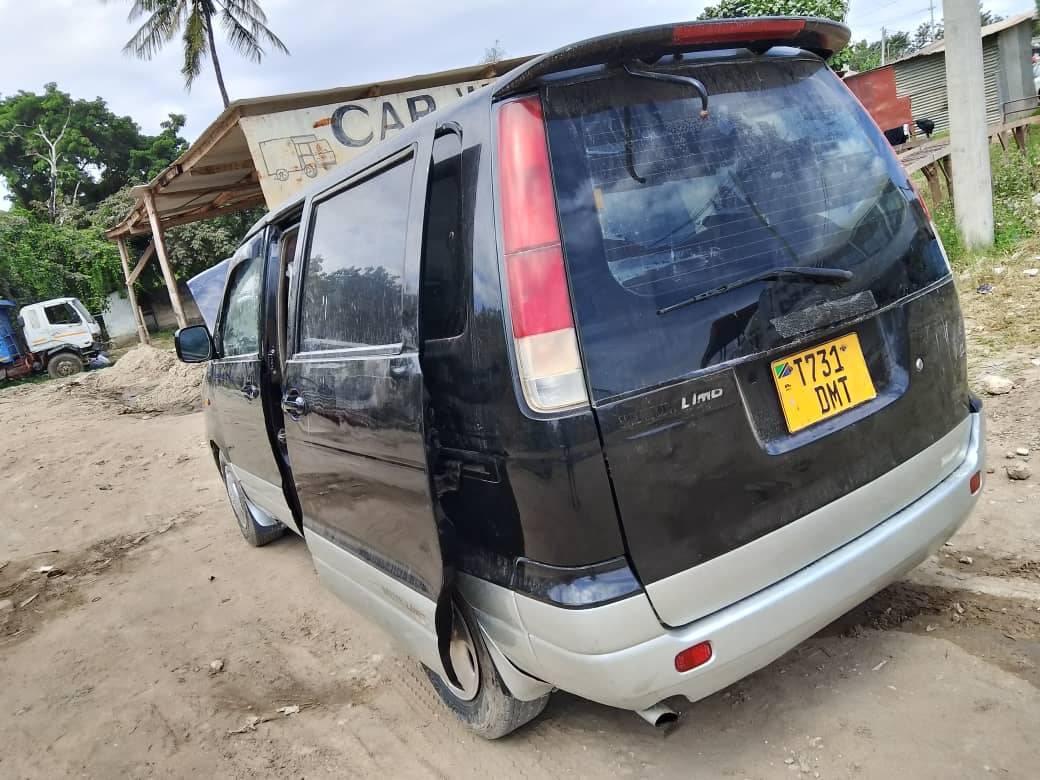 A picture of 1999 TOYOTA Noah Sr40 Gari bado nzuri kwa matumizi