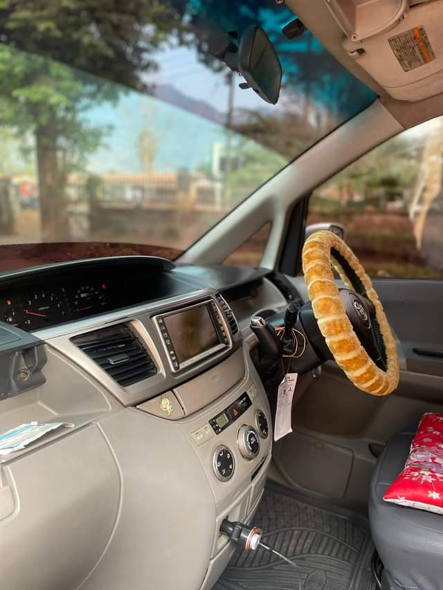 A picture of TOYOTA NOAH VOXY