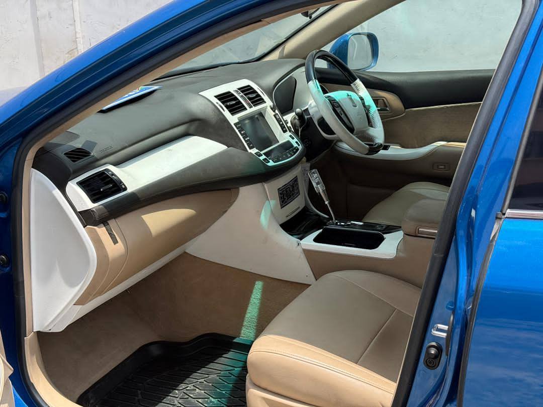 A picture of TOYOTA CROWN