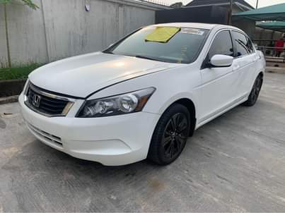A picture of Honda accord 2010 tok