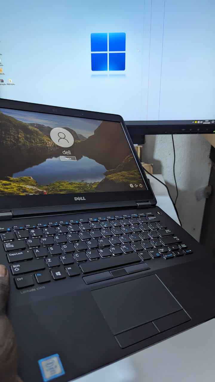 A picture of Dell 7390 i5 8th Gen 8gb touch screen 256ssd btry