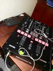 A picture of Numark scratch mixer and cdj 1000mk3