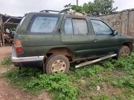 A picture of Nissan Pathfinder is available with good condition engine and gear