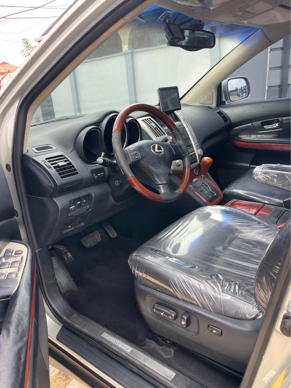 A picture of LEXUS RX330 2005 REG