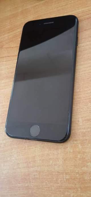 A picture of iPhone 7 black color GB 32