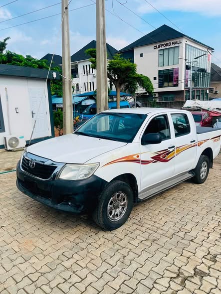 A picture of 2013 TOYOTA HILUX FAIRLY USED KEY ENTRY MANUAL TRANSMISSION
