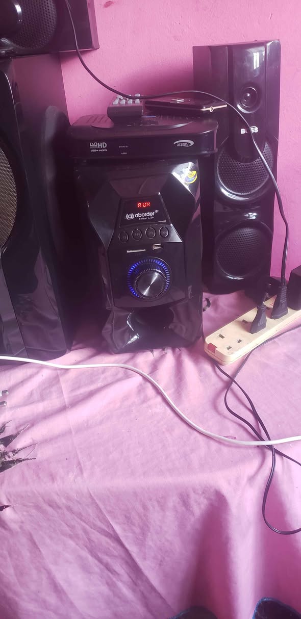 A picture of Tv kin gamuzi redio vyote 180000