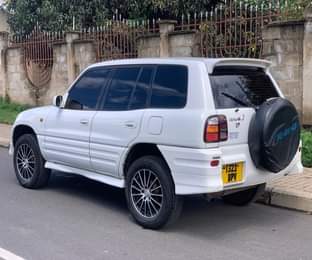 A picture of NAUZA TOYOTA RAV 4 BEI YA KUTUPA