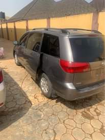 A picture of Toyota sienna 2005