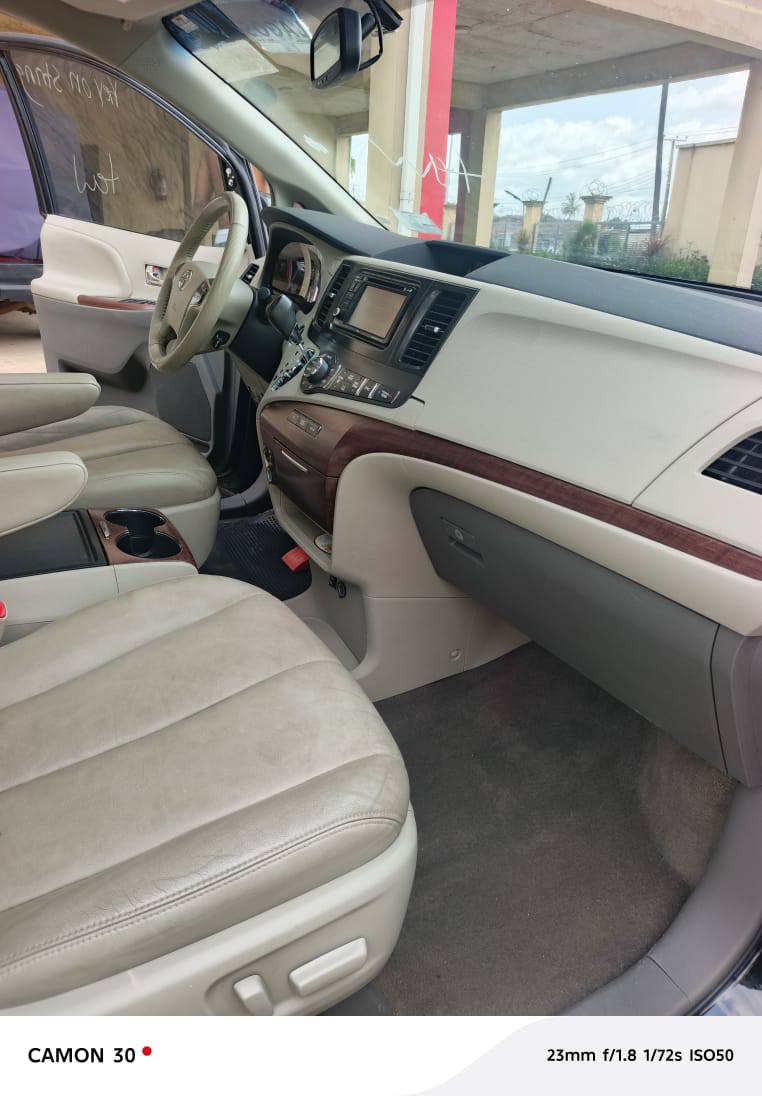 A picture of Toyota sienna