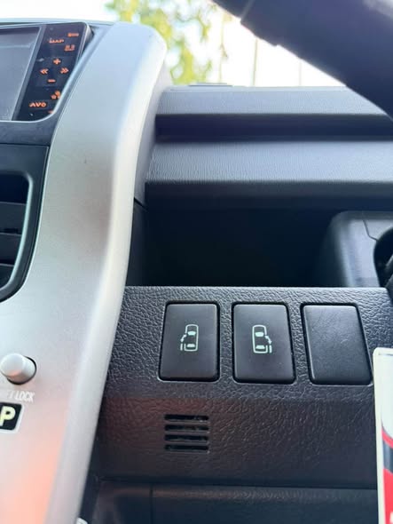 A picture of Toyota noah new Tshs 24 500 000