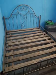 A picture of Kitanda cha chuma na sofa