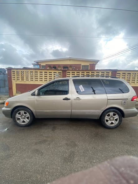 A picture of Toyota Sienna LE 02