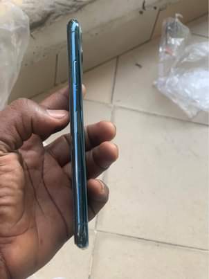 A picture of Iphone 11 promax gb 256