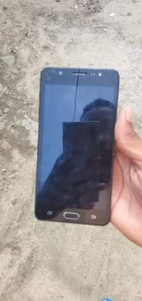 A picture of Samsung j7 Max