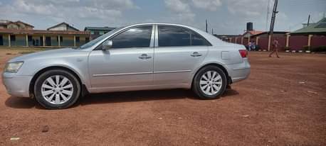 A picture of HYUNDAI SONATA 2009