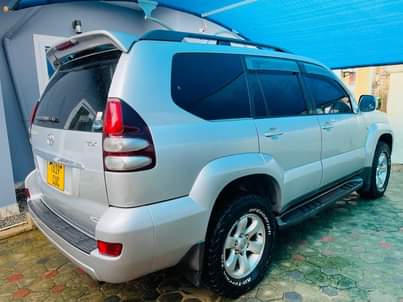 A picture of Toyota Prado diamond 120 bei ml 30 Spacio cc 1490