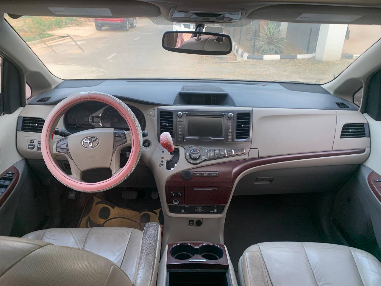 A picture of Toyota Sienna 2010