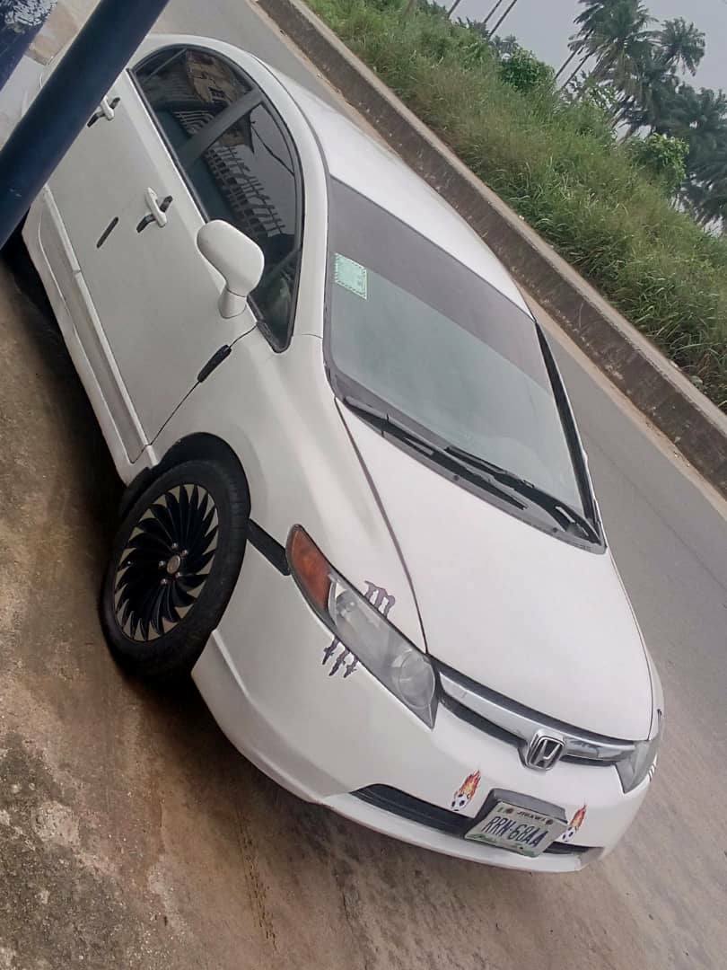 A picture of Honda civil 08