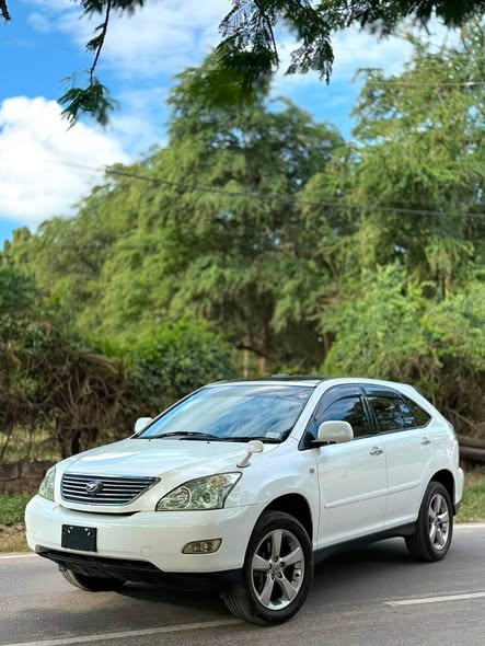 A picture of TOYOTA HARRIER Year 2005 Engine Cc 2360 Mileage 68 000km