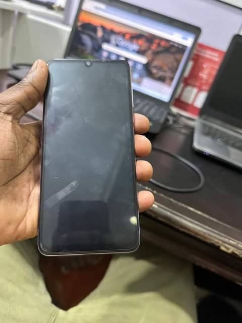 A picture of Samsung a22 gb 64 ram 4 200k