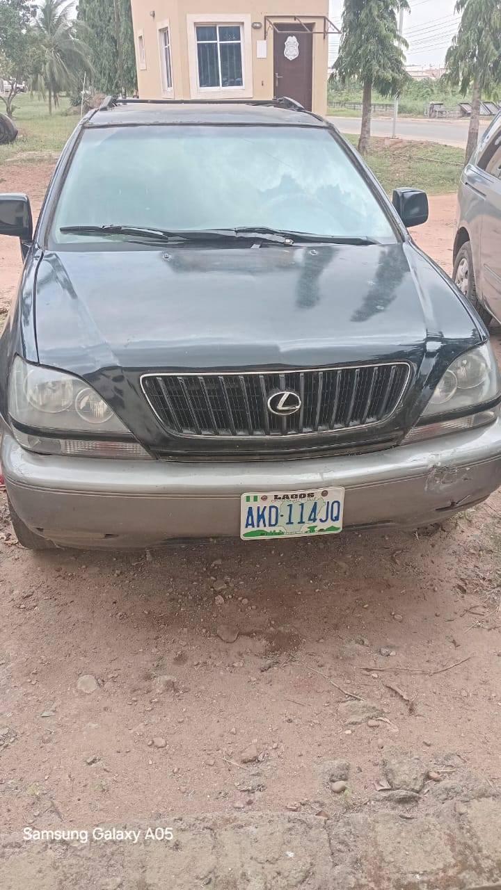 A picture of 02 lexus rx 300