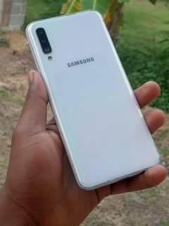 A picture of SAMSUNG A50