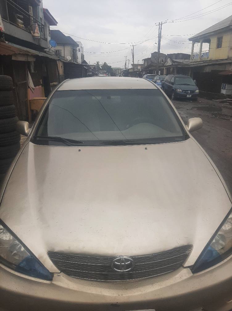 A picture of toyota camry 06