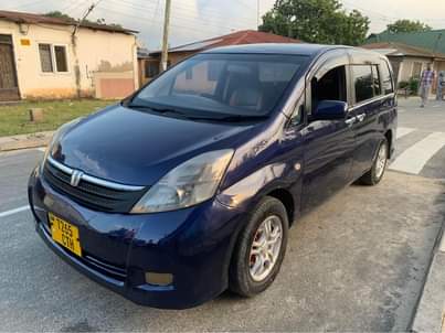 A picture of TOYOTA ISIS