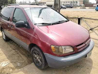 A picture of 2004 Toyota 2004 Sedan