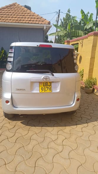 A picture of Toyota Sienta 2008