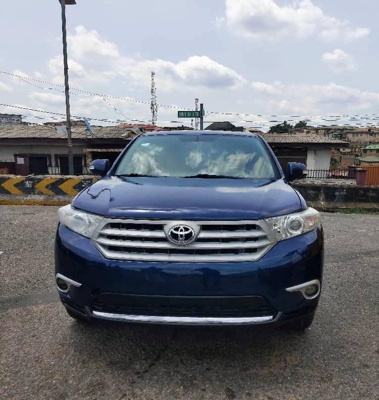 A picture of Toyota Highlander Limited 2013