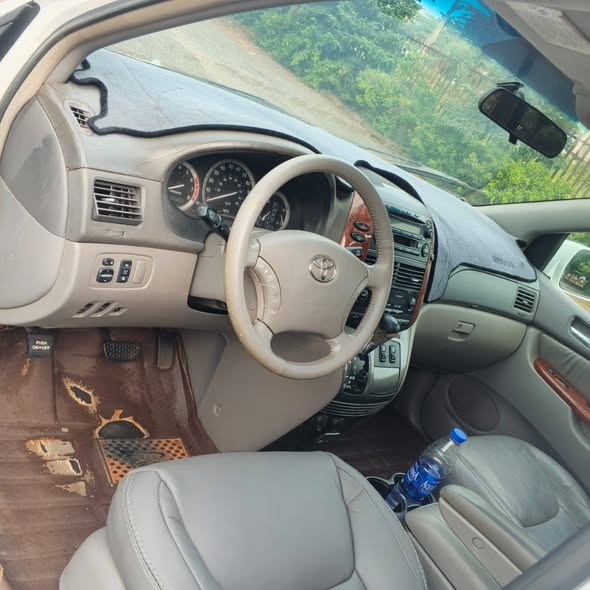 A picture of Toyota sienna 2006 model few months used