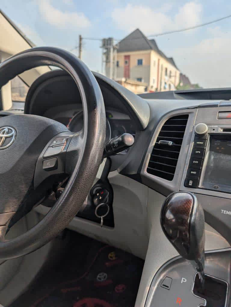 A picture of Toyota venza 2010 XLE 10 3M