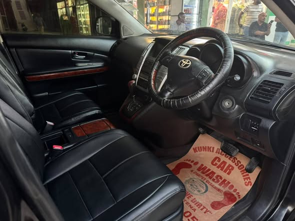 A picture of Toyota HARRIER 255 77757 8138