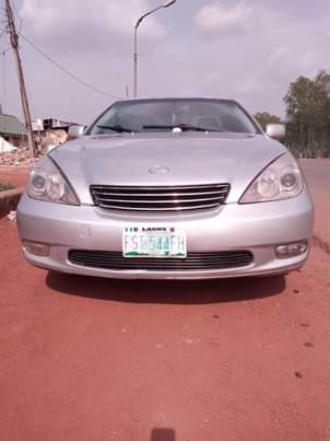 A picture of lexus ES300