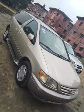 A picture of 2001 Toyota sienna clean Nigerian use sound Untampered engine it