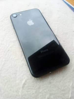 A picture of iPhone 7 plain Gb 128 bettry health 100