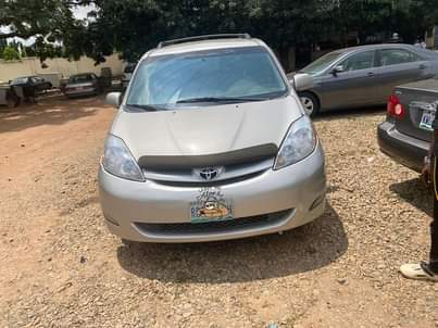 A picture of Toyota Sienna 05
